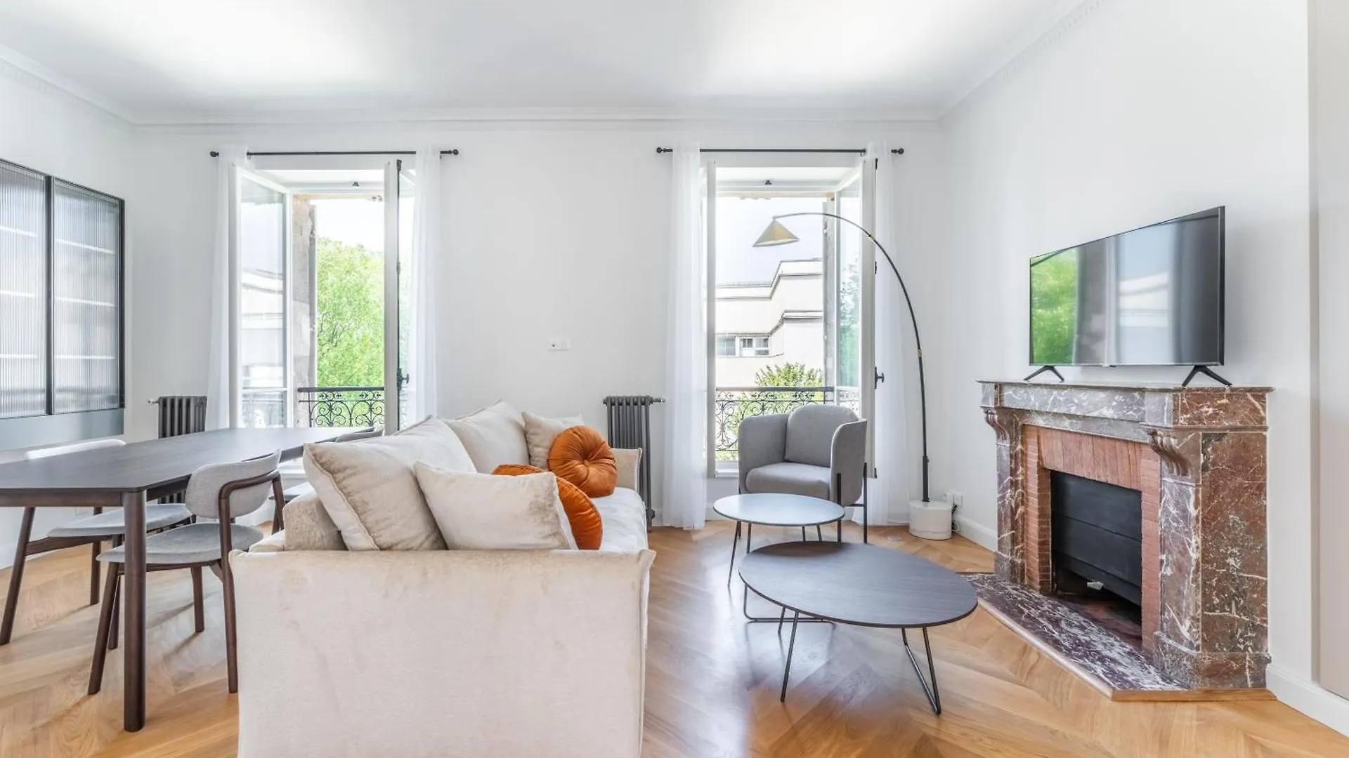 Luxury Living Alma Apartment Paris France